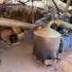 En el sitio se encontraron reactores químicos, centrifugadoras, tanques de gas, destiladores, ventiladores, tinas, costales con sustancias cristalinas y otros materiales utilizados para la producción de droga sintética.