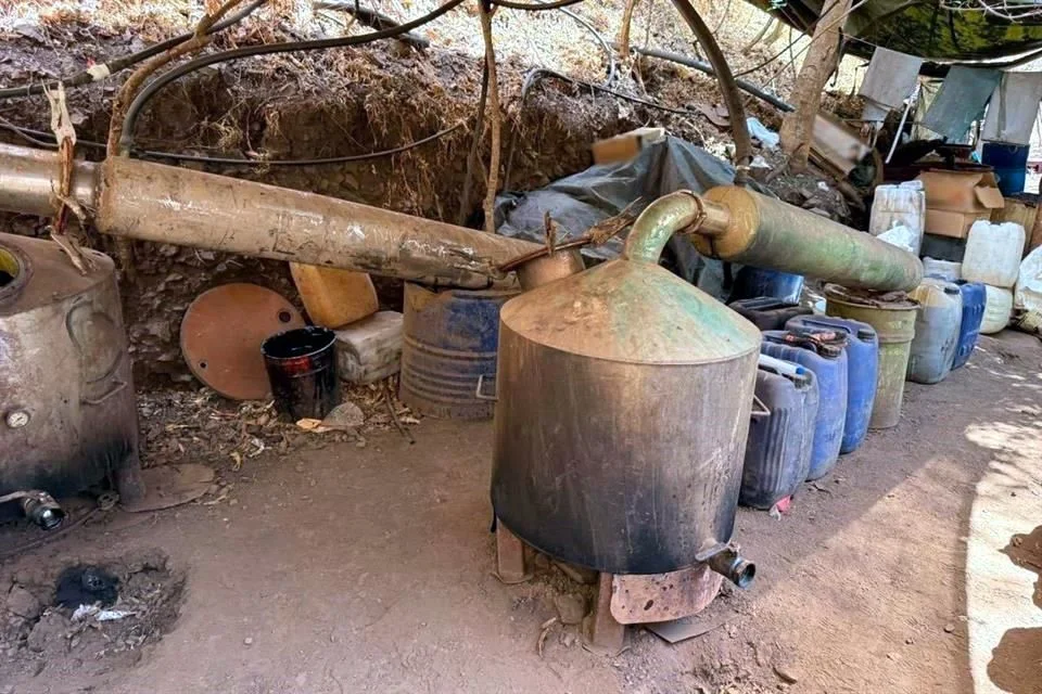 En el sitio se encontraron reactores químicos, centrifugadoras, tanques de gas, destiladores, ventiladores, tinas, costales con sustancias cristalinas y otros materiales utilizados para la producción de droga sintética.