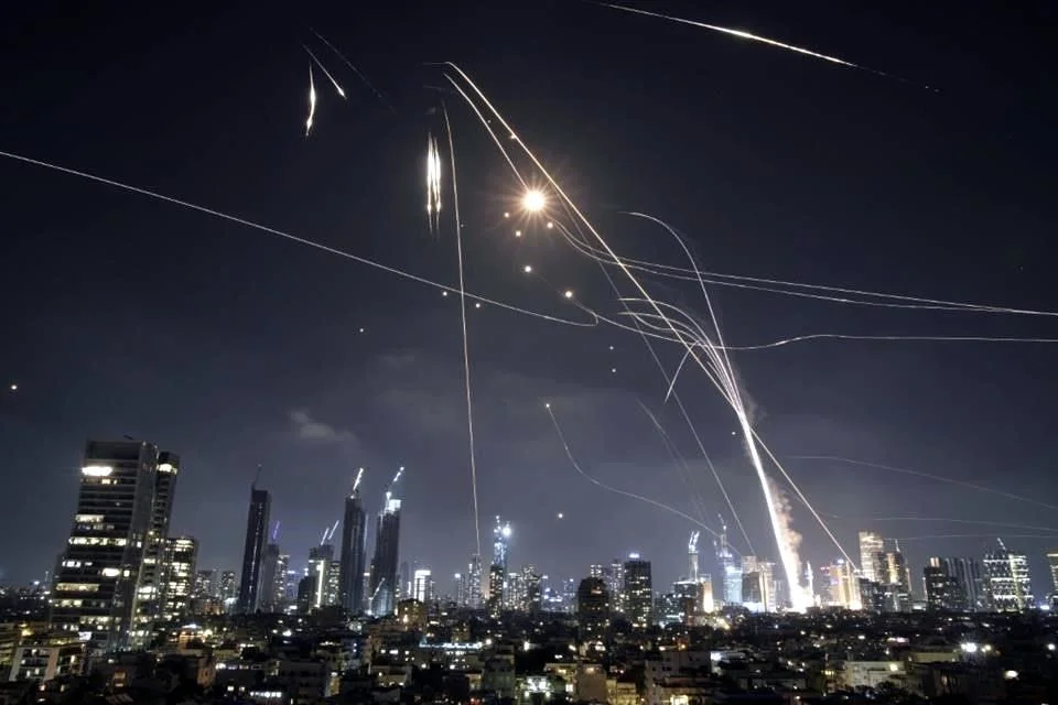 El ataque iraní ocurre un día después de que Israel destruyera infraestructura nuclear en Irán y matara a una veintena de altos mandos.