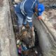 Esta máquina logra una intervención consistente y rápida, tan solo este viernes se lograron desasolvar 53 registros y se levantaron más de 12 toneladas de basura por parte del hidrojet.