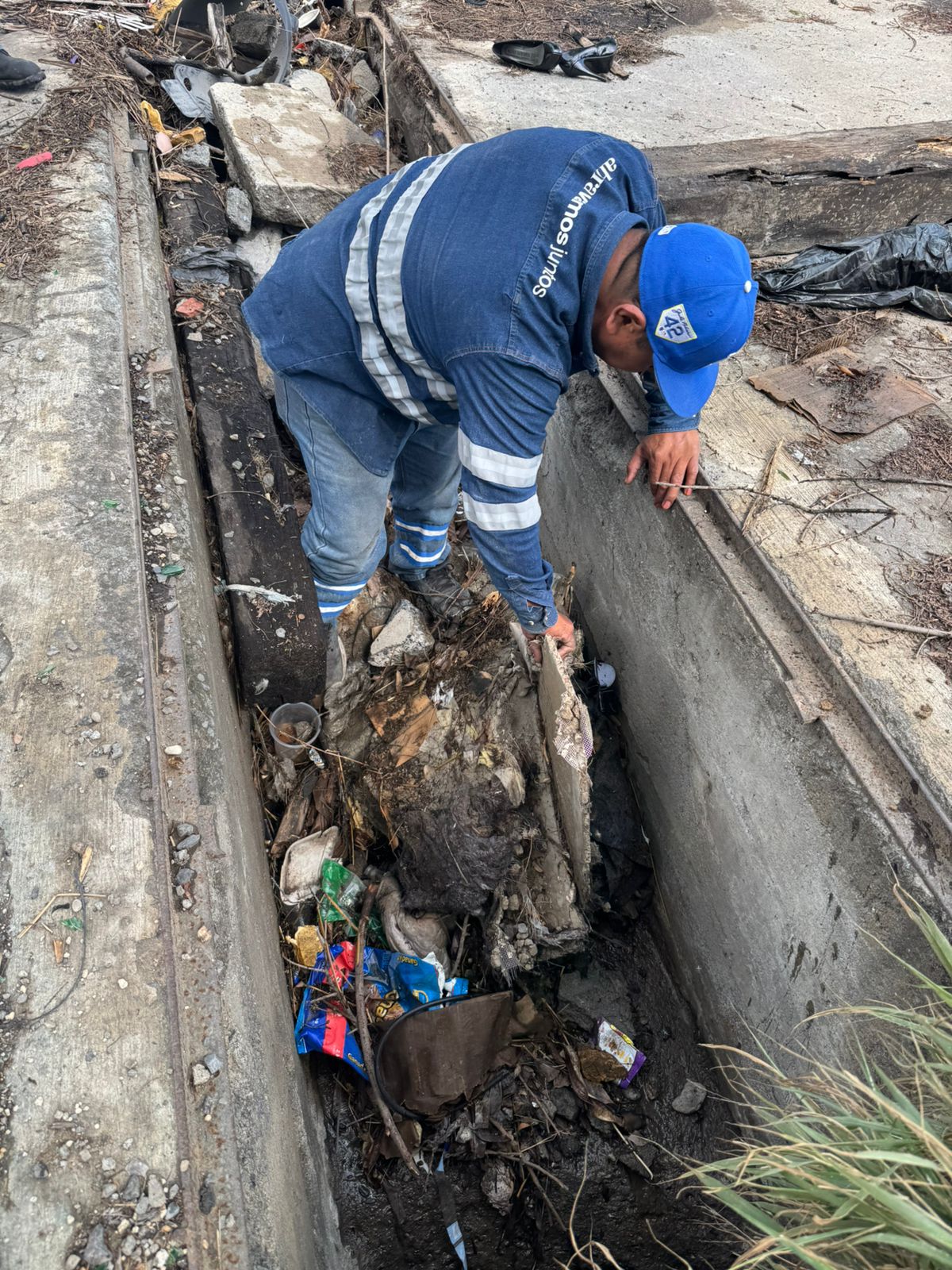 Esta máquina logra una intervención consistente y rápida, tan solo este viernes se lograron desasolvar 53 registros y se levantaron más de 12 toneladas de basura por parte del hidrojet.
