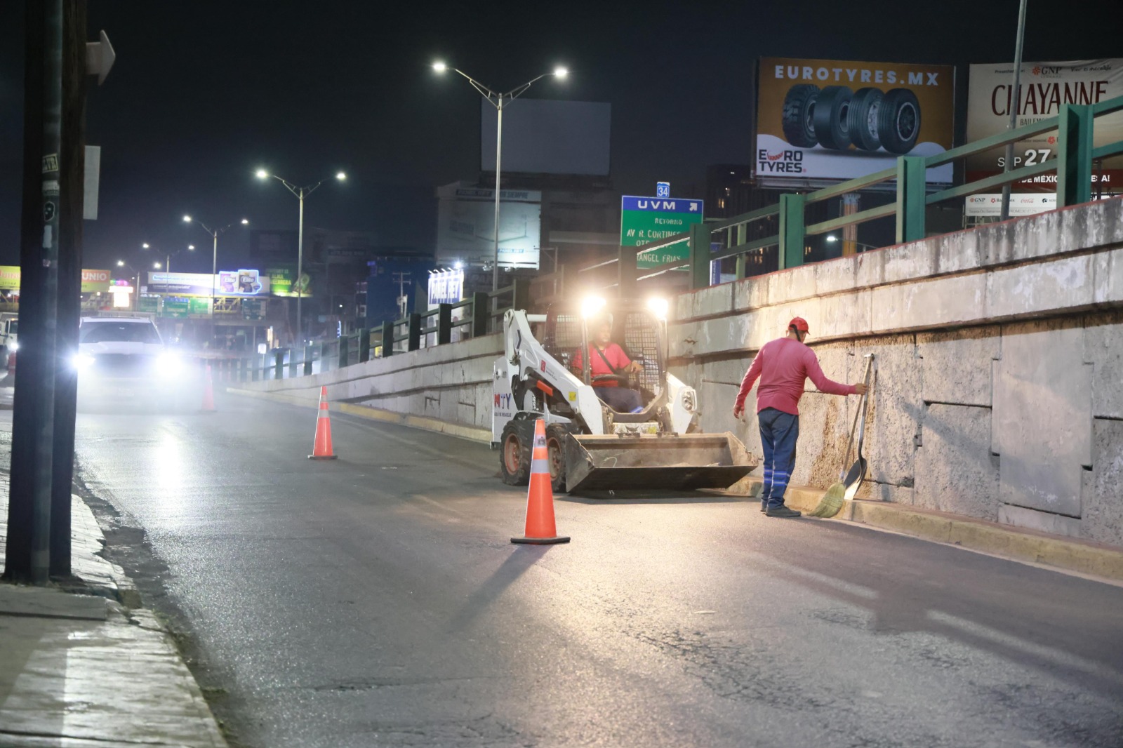 Los trabajos realizados fueron barrido manual, recolección de basura en el cuadrante, así como hidrolavado de pasos a desnivel, muro de puente y muretes centrales.