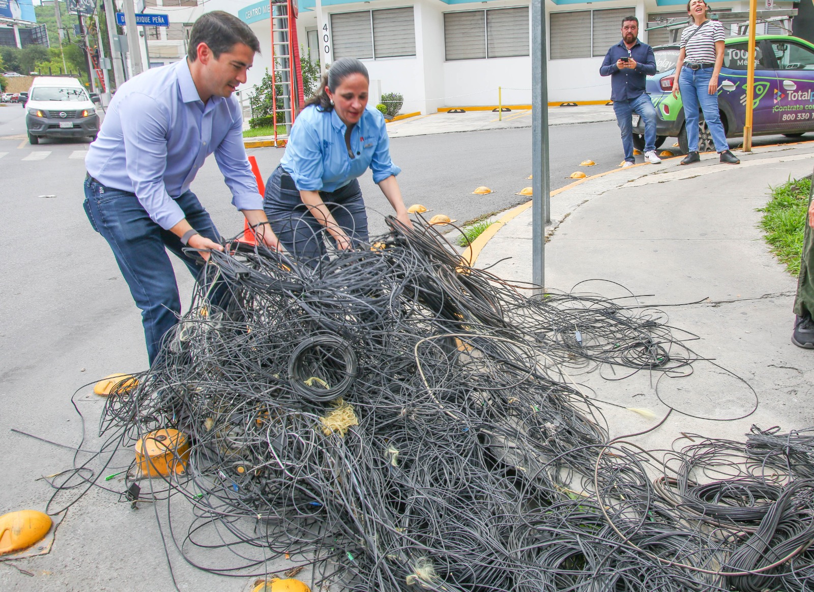 Un total de 6 cuadrillas de igual número de cableras (Telmex, Izzi, Total Play, Axtel y Megacable) participaron en el operativo de esta semana.