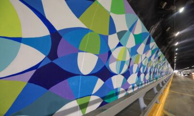 La pieza artística fue realizada por Ximena Subercaseaux Sommerhoff y Esteban Huacuja Mena, quienes, con un equipo de 20 pintores, trabajaron durante casi tres meses