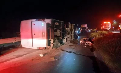 Según reportes preliminares, el conductor habría perdido el control al tomar una curva, lo que provocó que el vehículo subiera al camellón, cayera al carril contrario —con un desnivel de casi un metro— y terminara volcado de costado sobre la carretera.