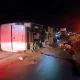 Según reportes preliminares, el conductor habría perdido el control al tomar una curva, lo que provocó que el vehículo subiera al camellón, cayera al carril contrario —con un desnivel de casi un metro— y terminara volcado de costado sobre la carretera.