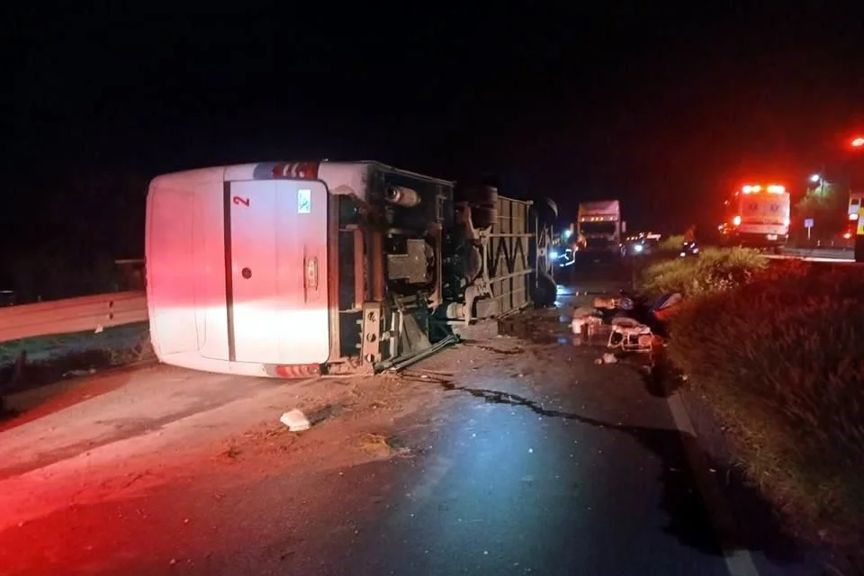 Según reportes preliminares, el conductor habría perdido el control al tomar una curva, lo que provocó que el vehículo subiera al camellón, cayera al carril contrario —con un desnivel de casi un metro— y terminara volcado de costado sobre la carretera.