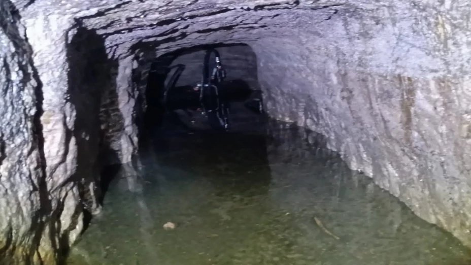 El colapso ocurrió a unos 300 metros de un ducto de Petróleos Mexicanos (Pemex), lo que refuerza la hipótesis de que se trataba de una excavación clandestina relacionada con el llamado “huachicoleo”.
