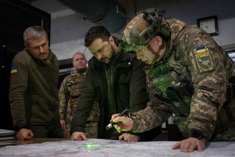 La operación fue llevada a cabo mediante drones militares camuflados y transportados en camiones, ocultos bajo techos falsos de estructuras de madera.