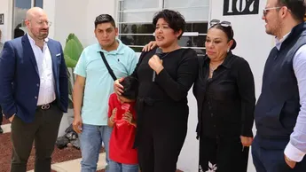 “Las bases fueron claras: ser madre, pagar renta y no tener Infonavit”, señaló la alcaldesa, acompañada de una notaria pública para respaldar la legalidad del acto.