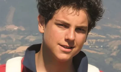 Carlo Acutis nació en Londres en 1991, pero vivió en Italia hasta su fallecimiento en 2006 a los 15 años, a causa de una leucemia fulminante.
