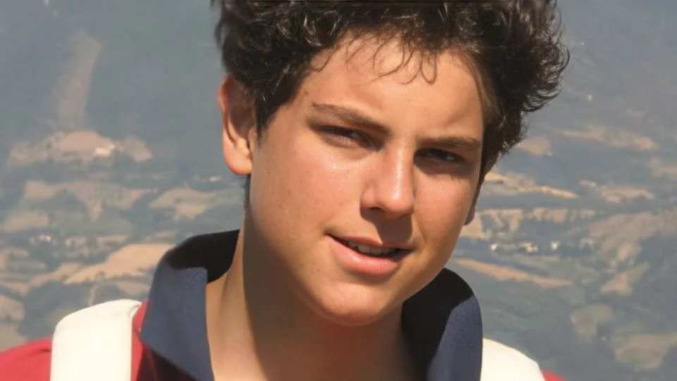 Carlo Acutis nació en Londres en 1991, pero vivió en Italia hasta su fallecimiento en 2006 a los 15 años, a causa de una leucemia fulminante.