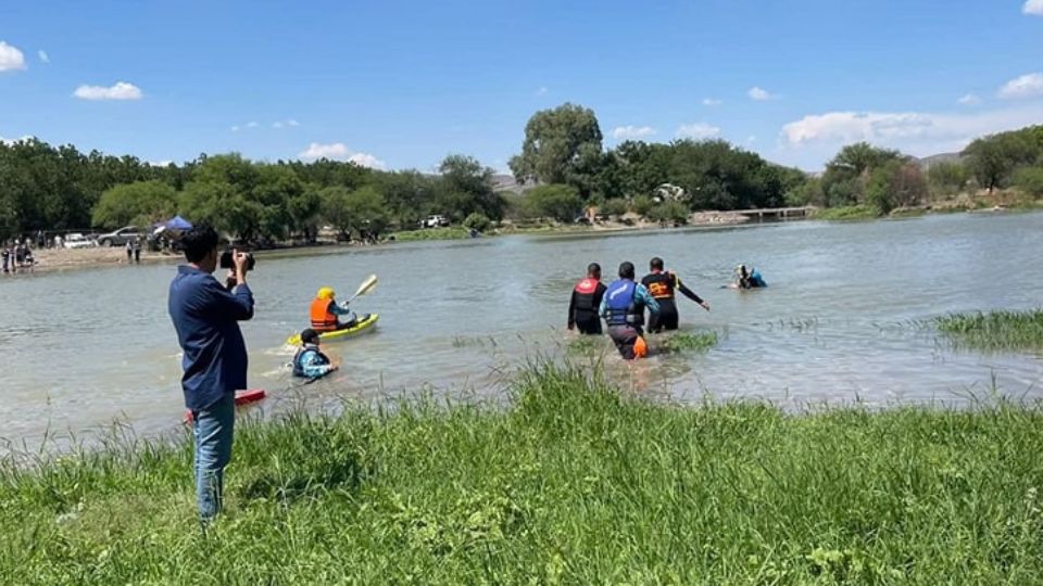 El hombre reaccionó de inmediato al percatarse de que sus seres queridos habían sido arrastrados por la corriente. Logró ponerlos a salvo, pero lamentablemente él no consiguió salir del agua.