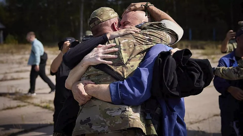 El presidente ucraniano Volodimir Zelensky confirmó que los combatientes liberados pertenecen a diversas fuerzas, incluyendo el ejército, la guardia nacional y la guardia fronteriza, y que muchos de ellos estaban en cautiverio desde 2022