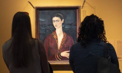 Fotografías inéditas, bocetos, cartas y recortes de prensa completan la experiencia, que también evoca el espíritu de la Casa Azul, hogar de Frida.