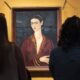 Fotografías inéditas, bocetos, cartas y recortes de prensa completan la experiencia, que también evoca el espíritu de la Casa Azul, hogar de Frida.