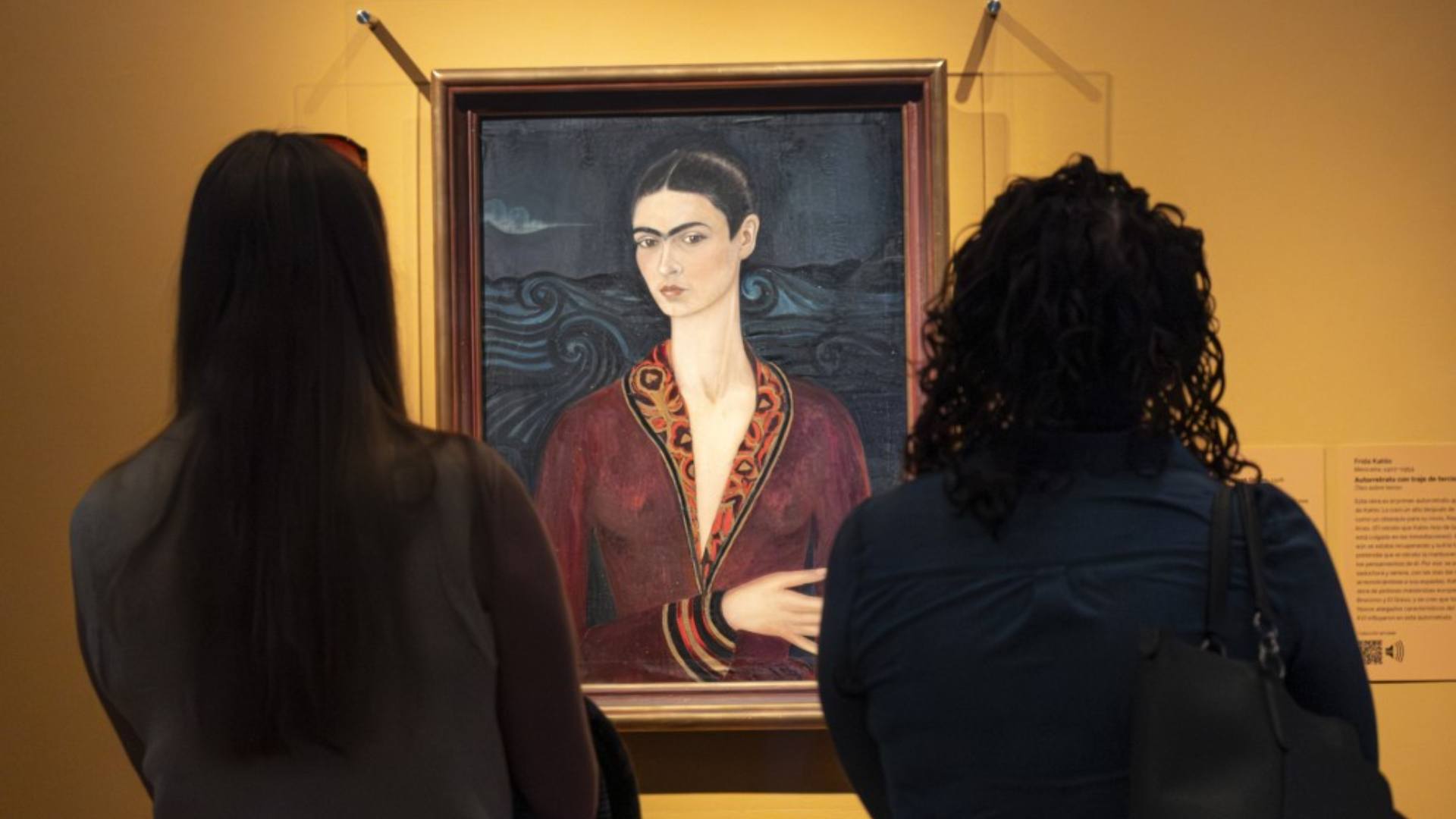 Fotografías inéditas, bocetos, cartas y recortes de prensa completan la experiencia, que también evoca el espíritu de la Casa Azul, hogar de Frida.