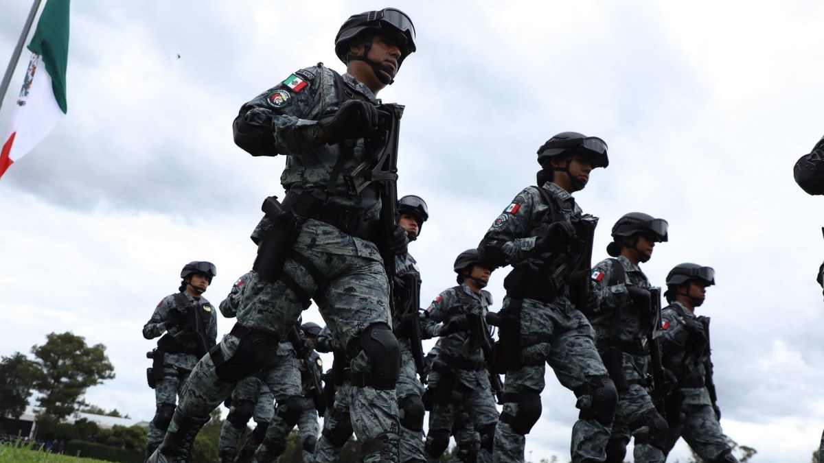 Con esta reforma, la Guardia Nacional se reorganiza en estructuras territoriales bajo Sedena, y el titular de la Comandancia ya no deberá ser necesariamente un general de división, sino una persona con experiencia en seguridad pública designada por el presidente.