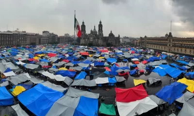 Aunque se había especulado que la CNTE levantaría el plantón tras un supuesto acuerdo que implicaba la entrega de 800 millones de pesos para programas y prestaciones, los docentes aclararon que aún no hay consenso y que sus demandas no han sido completamente atendidas