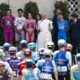La jornada comenzó con una ceremonia solemne en la que el pontífice impartió su bendición apostólica, dando así el pistoletazo de salida a una etapa especial de tres kilómetros por los muros vaticanos.
