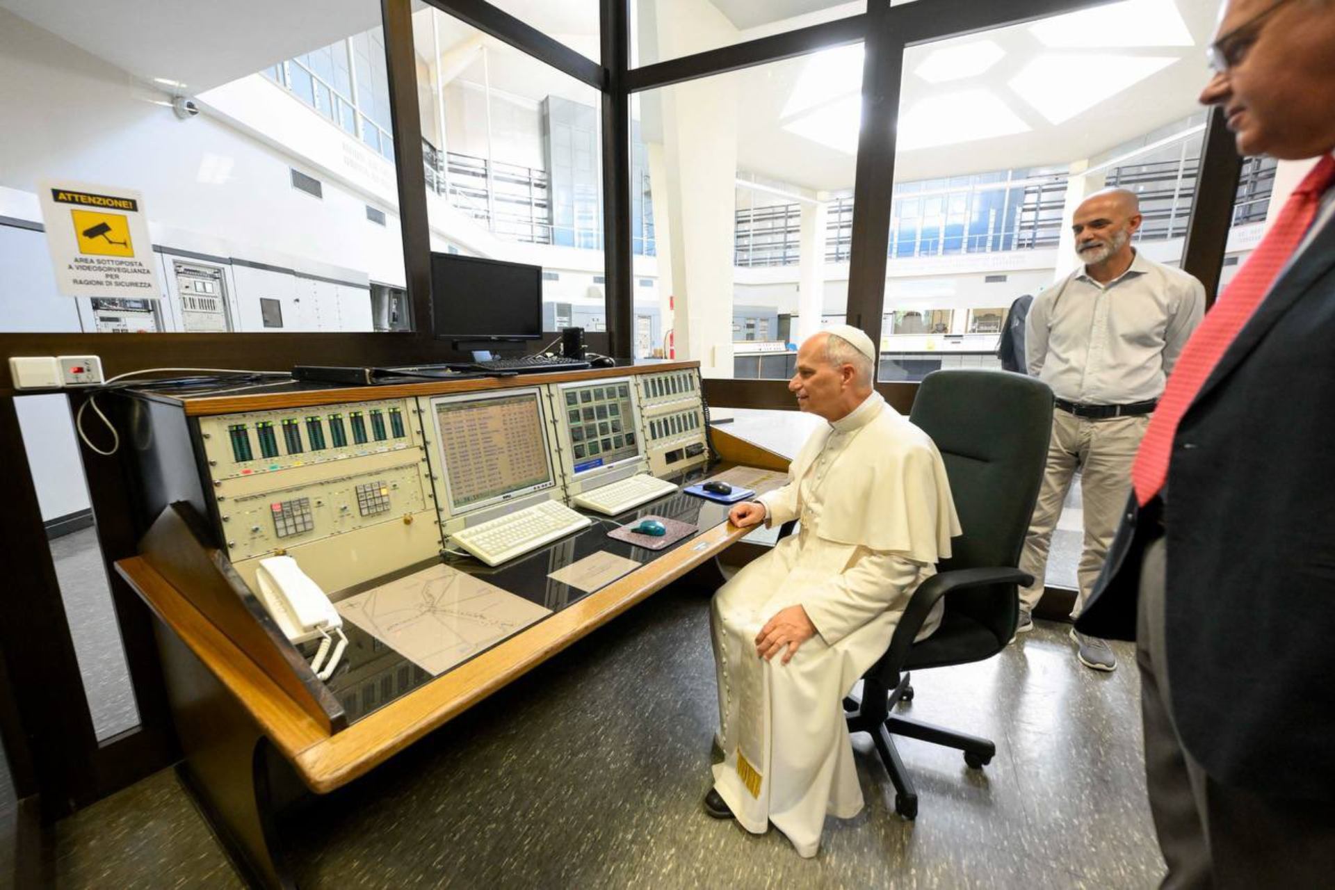 Durante una visita al centro de control de Radio Vaticana en Santa Maria Galeria, a las afueras de Roma, León XIV aprovechó para destacar el proyecto de una instalación agrovoltaica que surtirá de energía renovable a la Ciudad del Vaticano.