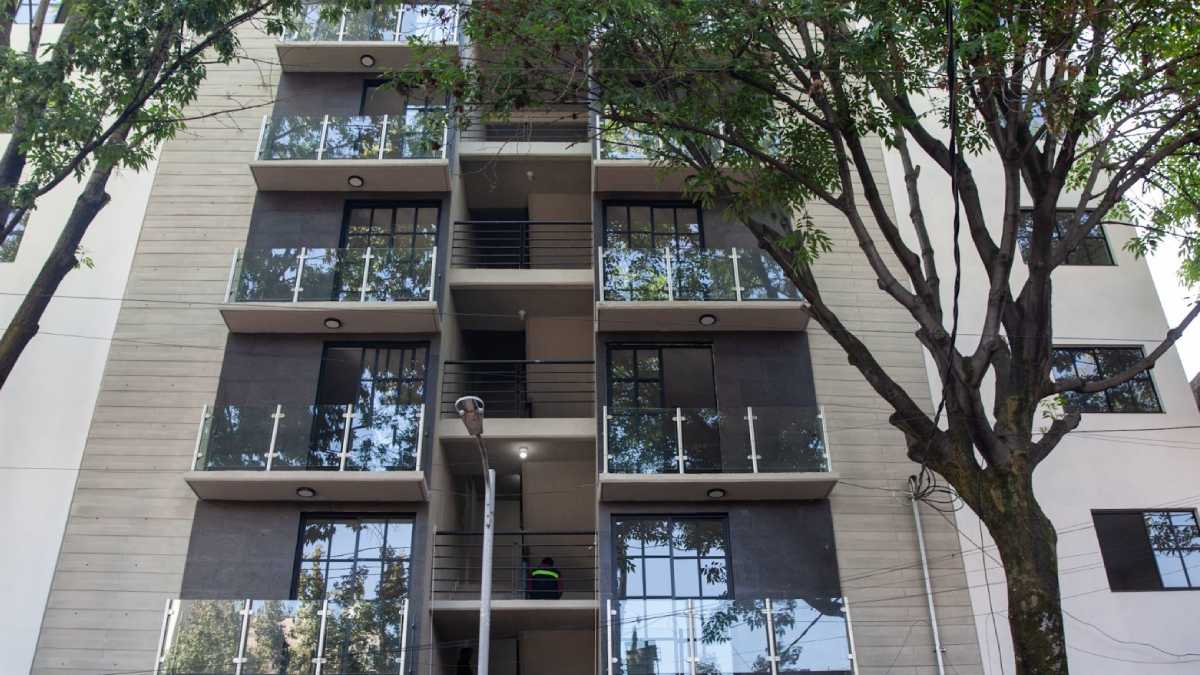 El programa está dirigido principalmente a jóvenes sin propiedad y con ingresos bajos, priorizando a mujeres jefas de familia y comunidades indígenas