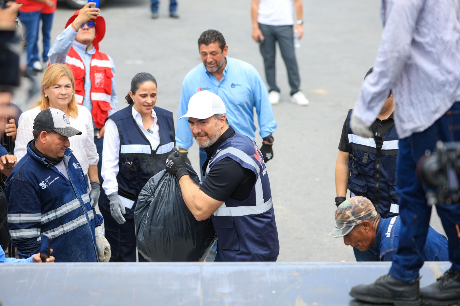 El presidente municipal informó un ajuste promedio del 34% en las percepciones del personal que labora en Servicios Públicos, con un nuevo piso salarial de 10 mil pesos mensuales.