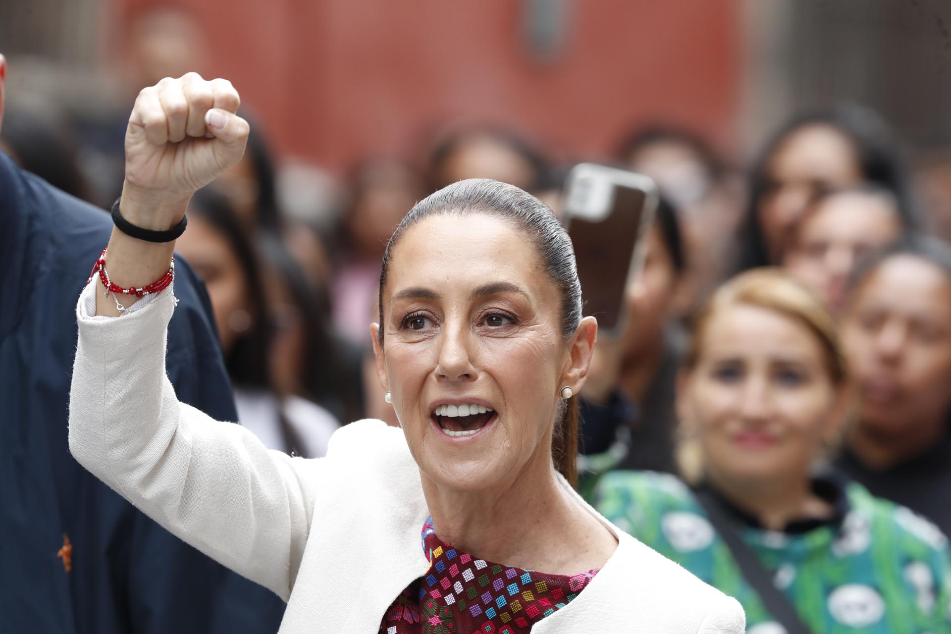Sheinbaum tardó aproximadamente 12 minutos en emitir su voto, ya que recibió nueve boletas: seis para elegir jueces, magistrados y ministros federales, y tres adicionales para cargos locales, como parte de este ejercicio inédito de participación ciudadana.