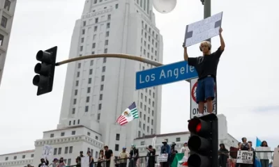 Bass había comenzado a reducir las horas del toque desde el lunes como parte de una estrategia gradual, tras notar una disminución en los actos de violencia, vandalismo y saqueo.