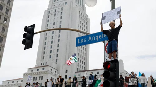 Bass había comenzado a reducir las horas del toque desde el lunes como parte de una estrategia gradual, tras notar una disminución en los actos de violencia, vandalismo y saqueo.