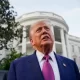 Trump afirmó que la “invasión” de más de 21 millones de inmigrantes ilegales, atribuida a la administración Biden y al gobernador Gavin Newsom, ha dañado escuelas, hospitales y comunidades
