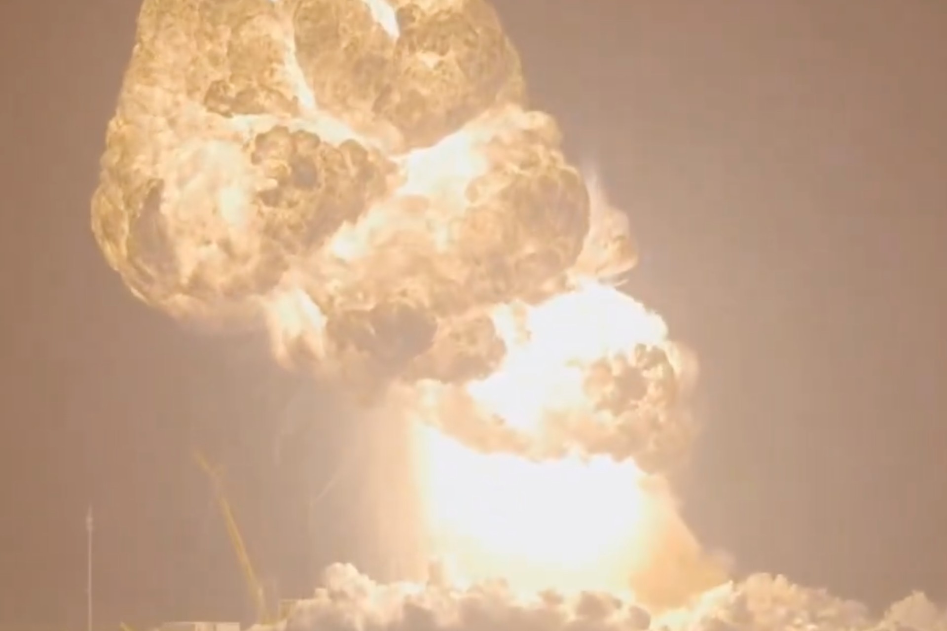 A través de su cuenta oficial en X, SpaceX informó que se mantenía una zona de seguridad despejada y que ningún trabajador resultó herido.