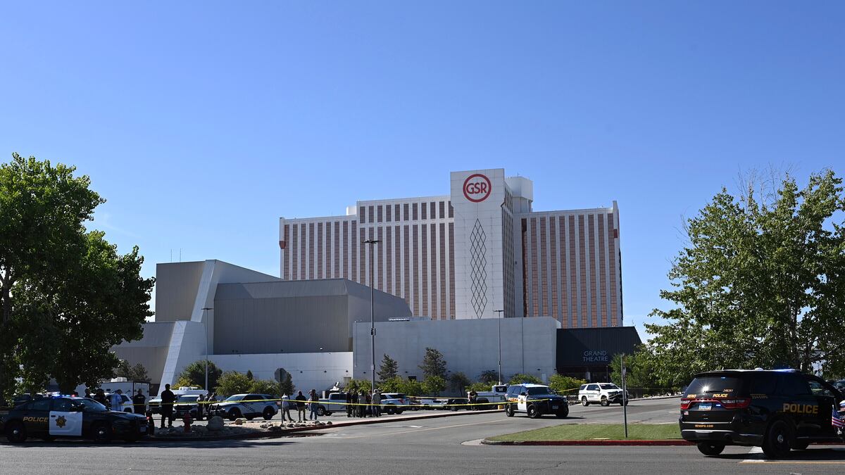 . La alcaldesa Hillary Schieve y el concejal Devon Reese confirmaron la cifra de víctimas, aunque hasta el momento no se han revelado las identidades de los fallecidos ni el posible móvil del crimen