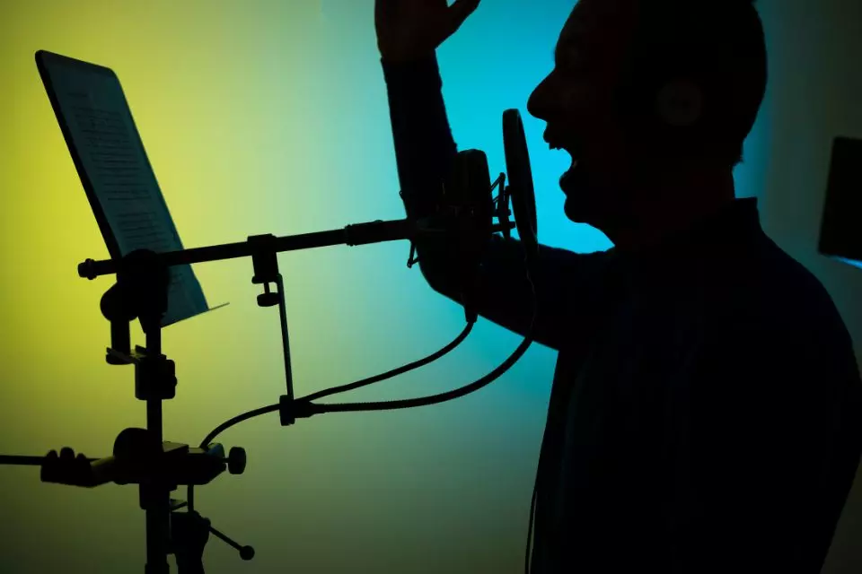 La declaración se produce tras una protesta realizada en la Ciudad de México bajo el lema “una sola voz”, en la que artistas, locutores y actores de doblaje exigieron legislación contra la clonación no autorizada de voces