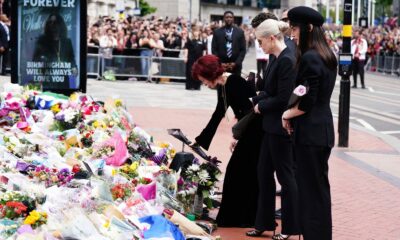 El momento más emotivo del homenaje ocurrió al llegar al banco conmemorativo de Black Sabbath, un sitio emblemático para los fanáticos. Allí, la familia Osbourne, visiblemente conmovida, depositó flores mientras el público respondía con aplausos, lágrimas y el símbolo del metal: los cuernos levantados.