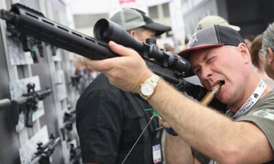 Diversas organizaciones de control de armas han expresado su preocupación, señalando que estas medidas podrían generar vacíos en los controles de antecedentes y dificultar el rastreo de armas ilegales