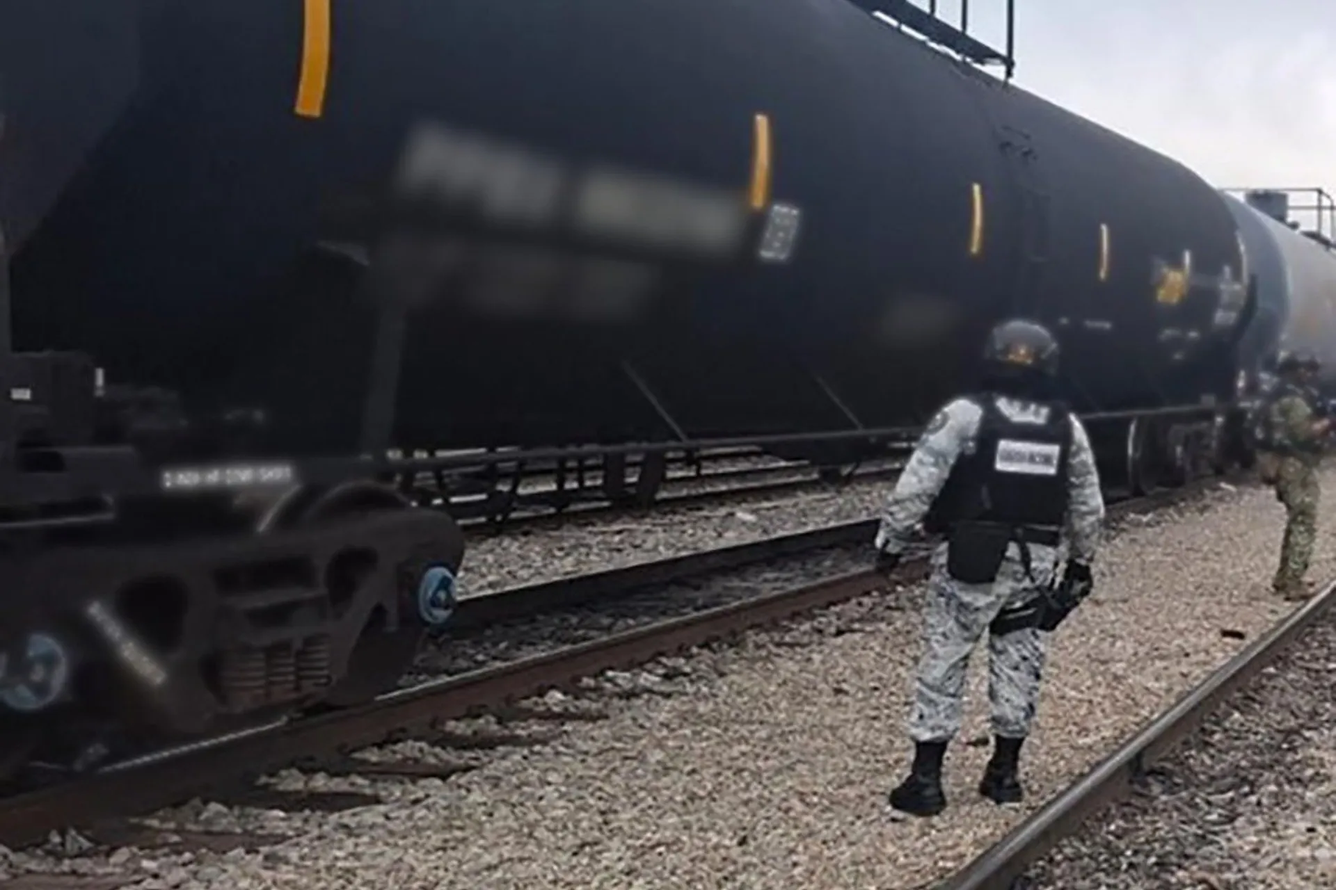 La SSPC señaló que el operativo se realizó gracias a la coordinación con policías estatales, quienes reportaron la presencia sospechosa de los vehículos