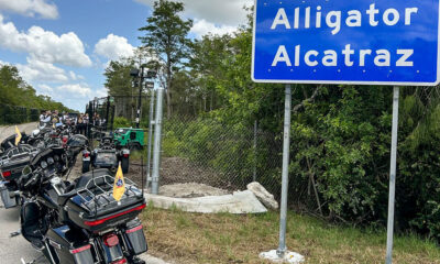 Carlos Martín González, de 26 años, y su hermano fueron detenidos tras una infracción vial, a pesar de contar con visas vigentes. Su caso generó indignación en México y Estados Unidos debido a que fueron recluidos en una prisión señalada por sus condiciones inhumanas.