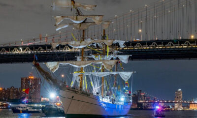 El buque mexicano zarpó del muelle 17 a las 20:20 horas con ayuda de un remolcador, en medio de vientos moderados y una corriente de tres nudos que lo empujaba hacia el puente.