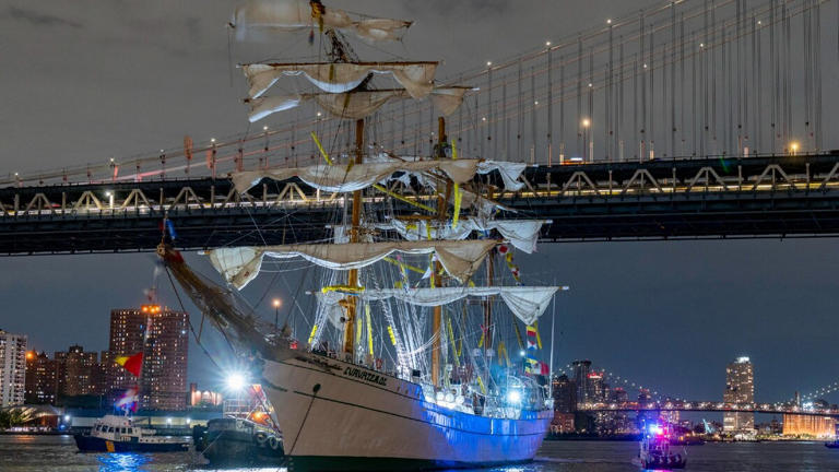 El buque mexicano zarpó del muelle 17 a las 20:20 horas con ayuda de un remolcador, en medio de vientos moderados y una corriente de tres nudos que lo empujaba hacia el puente.
