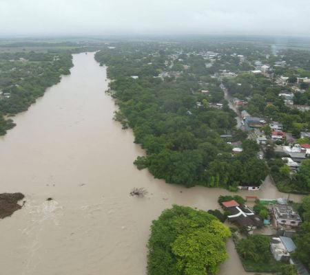 Las lluvias también provocaron el cierre total o parcial de al menos siete tramos carreteros, lo que llevó a la suspensión de corridas de autobuses desde ciudades como Reynosa, Matamoros y Monterrey hacia el sur del estado.