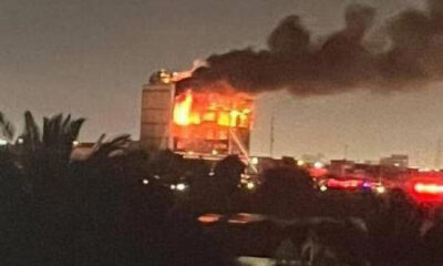 Equipos de rescate y agentes de Protección Civil continúan con las labores en la zona, logrando salvar a más de 45 personas, algunas de ellas rescatadas desde el tejado del inmueble.