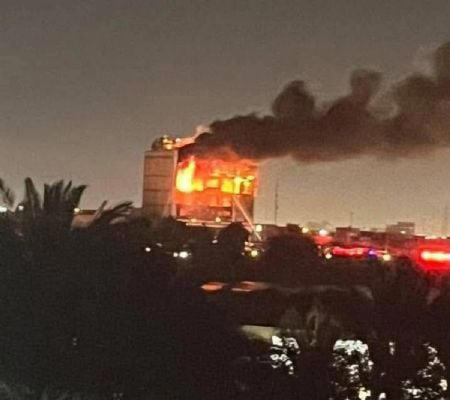 Equipos de rescate y agentes de Protección Civil continúan con las labores en la zona, logrando salvar a más de 45 personas, algunas de ellas rescatadas desde el tejado del inmueble.