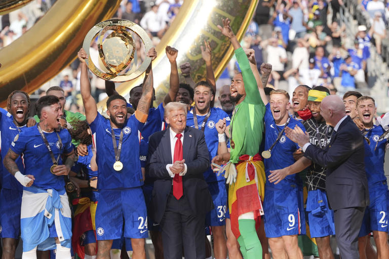 El partido terminó con un escándalo fuera de la cancha: Luis Enrique, visiblemente molesto tras la derrota, protagonizó una agresión contra el delantero Joao Pedro, lo que desató un cruce tenso entre ambos planteles.