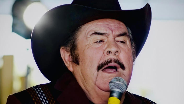 No es la primera vez que Robles enfrenta complicaciones de salud. En agosto de 2023, fue trasladado de emergencia a un hospital tras presentar fatiga al regresar de una gira.