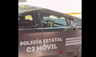 La grabación muestra a los oficiales dentro del vehículo oficial, que cuenta con una pantalla interior, observando contenido audiovisual mientras permanecían estacionados.