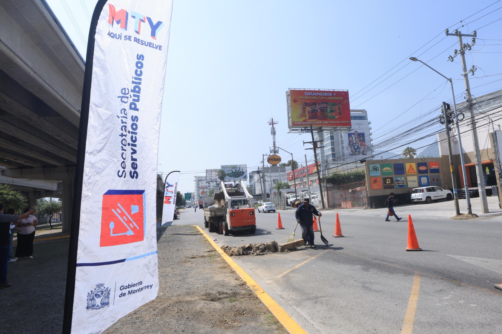 Los trabajos incluyeron bacheo, raspado y lavado de muros y tubos, aplicación de pintura en cordones y muretes, además de barrido manual, deshierbe, recolección de basura y mantenimiento de barandales en las jorobas.