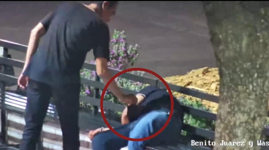 Personal del C4 observó a través de las cámaras cómo el presunto delincuente se acercaba a la víctima, un joven de 19 años, y le sacaba el teléfono del bolsillo del pantalón mientras dormía.