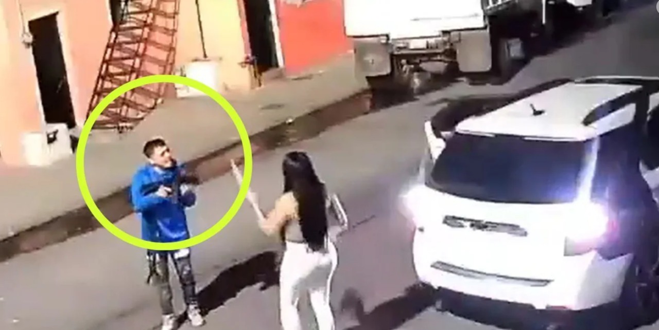El crimen conmocionó a la ciudadanía luego de que circulara un video en el que se observa a Kevin "N" disparar en múltiples ocasiones a Karla con un arma larga, presuntamente un rifle tipo AR-15, antes de huir del lugar en una camioneta