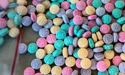 Sheinbaum informó que durante los primeros nueve meses de su gobierno se han desmantelado mil 193 laboratorios clandestinos de metanfetaminas, una acción que —según sus cifras— ha representado una afectación económica de más de 43 mil millones de pesos para el crimen organizado.